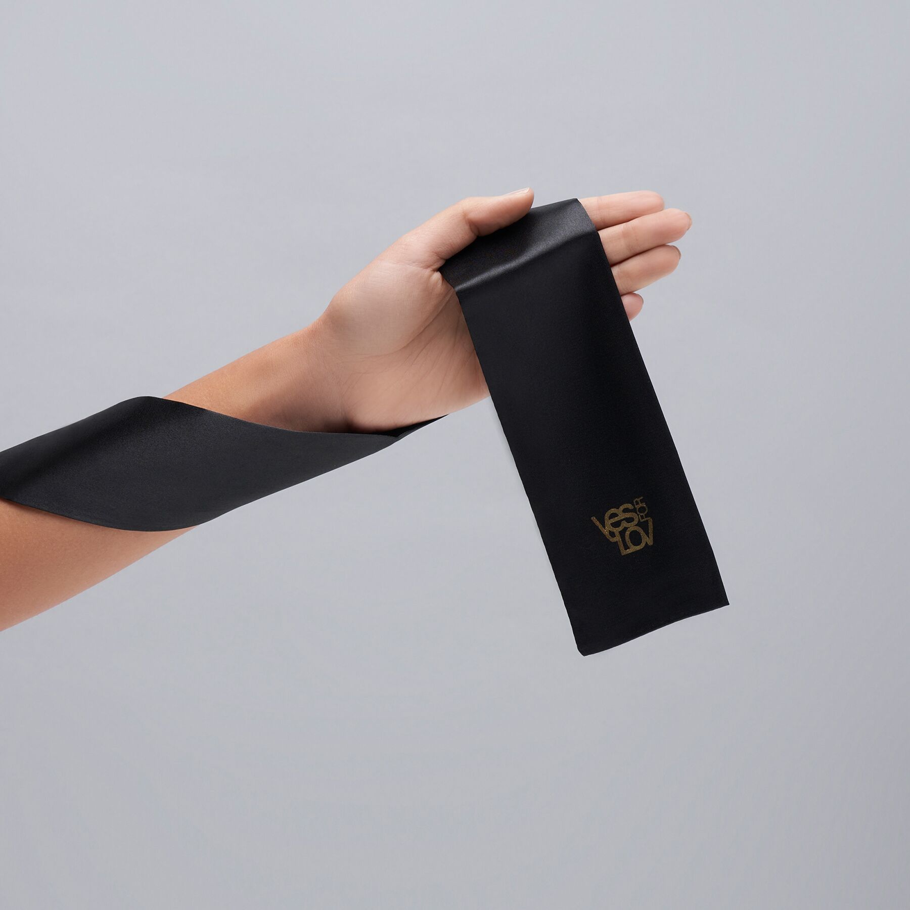 Сатинова пов’язка-стрічка на очі YESforLOV BLACK SATIN BLINDFOLD, підходить для зв’язування - Зображення 2